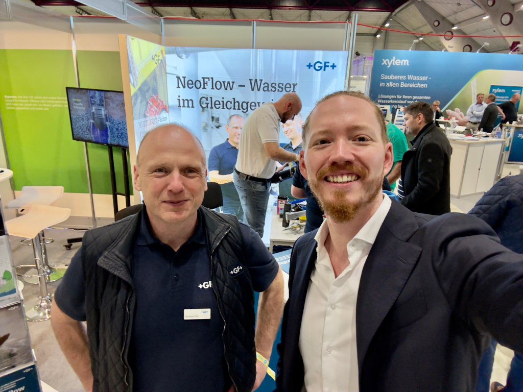 (v.l.) Christian Fritz (Technischer Vertrieb bei Georg Fischer) und Max Erdmann (Geschäftsführer Vaira) mit einem Selfie auf der 6. Trinkwassertagung der Metropolregion Rhein Neckar.