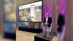 Max auf einer Bühne beim halten des Vortrags auf der 6. Trinkwassertagung Metropolregion Rhein Neckar