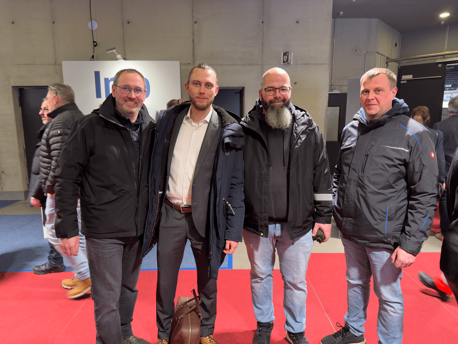 Philipp Buttmann (Vaira) gemeinsam mit dem Team von ABC Bau auf der 38. Oldenburger Rohrleitungskonferenz (IRO).