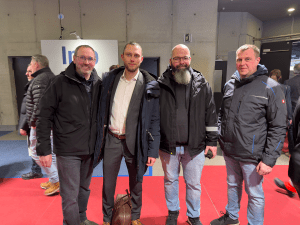 Philipp Buttmann (Vaira) gemeinsam mit dem Team von ABC Bau auf der 38. Oldenburger Rohrleitungskonferenz (IRO).