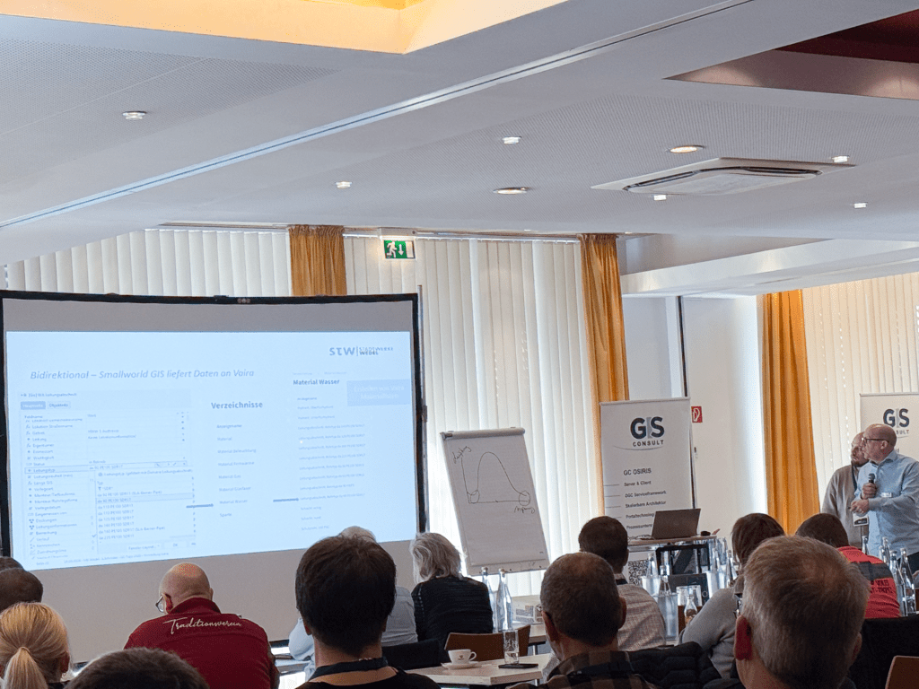 Lennart Schröder (Stadtwerke Wedel) referiert über den Einsatz von Vaira im Zusammenspiel mit Smallword-GIS.