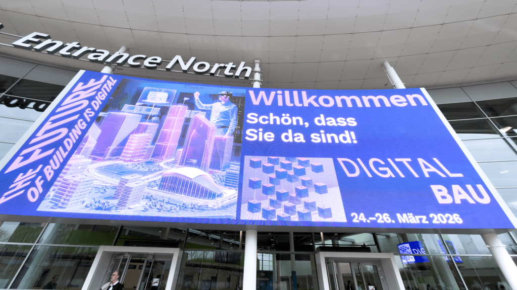 Banner vor der DigitalBAU 2026 in Köln, das die Gäste Willkommen heißt.