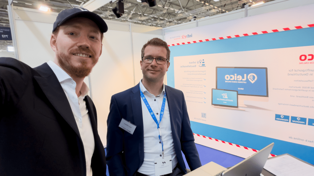 (v.l.) Max Erdmann von Vaira und Sven Hoffmann von Leico am Stand von Leico, um über die gemeinsame Partnerschaft zur Digitalisierung des Baugrabens zu sprechen.